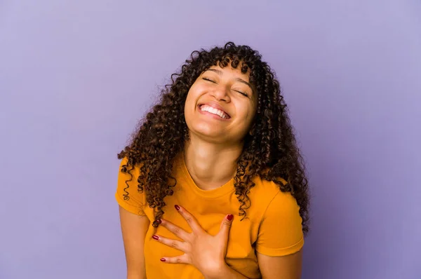 Mladý Africký Americký Afro Žena Izolovaný Smích Nahlas Držet Ruku — Stock fotografie