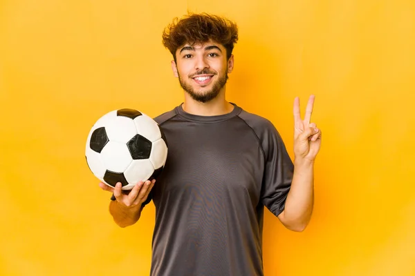 Jovem Jogador Futebol Indiano Homem Mostrando Número Dois Com Dedos — Fotografia de Stock