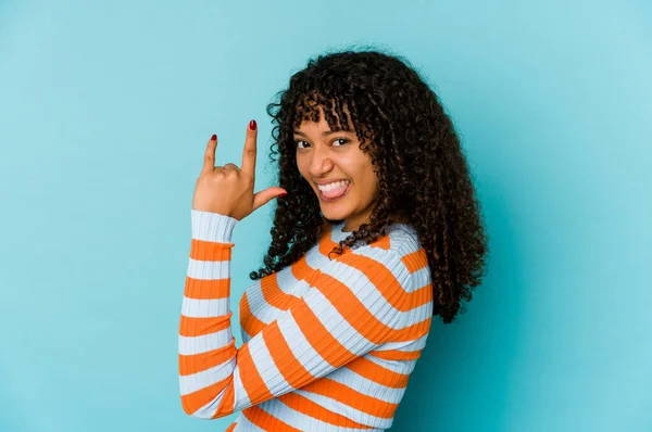 Jovem Afro Americana Africana Isolada Mostrando Gesto Rocha Com Dedos — Fotografia de Stock