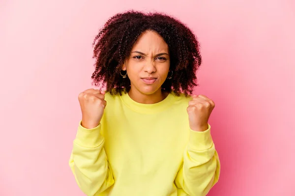 Giovane Afro Americana Mista Donna Isolata Mostrando Pugno Alla Macchina — Foto Stock