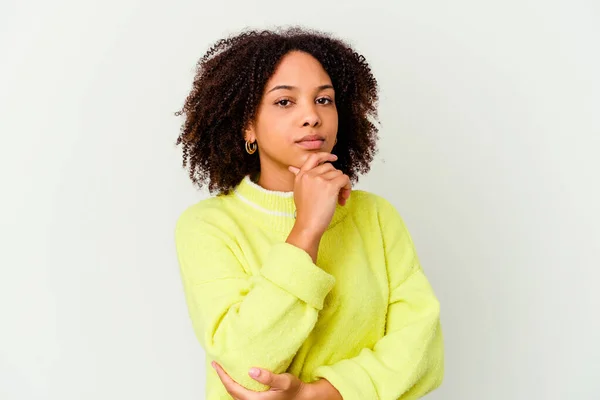 Jovem Negra Americana Mista Mulher Isolada Suspeita Incerta Examinando Você — Fotografia de Stock