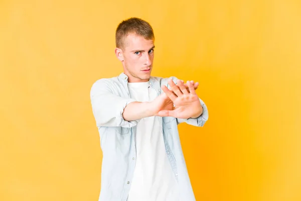 Jonge Kaukasische Knappe Man Met Uitgestrekte Hand Die Stopteken Vertoont — Stockfoto