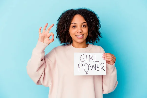 年轻的非洲裔美国混血儿 抱着一个女孩的权力观念 快乐而自信地表现出好的姿态 — 图库照片