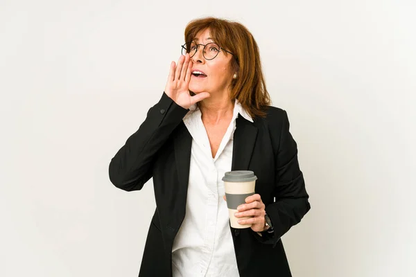 中年ビジネス女性持っ取っコーヒー絶縁叫びと手掌近くオープン口 — ストック写真
