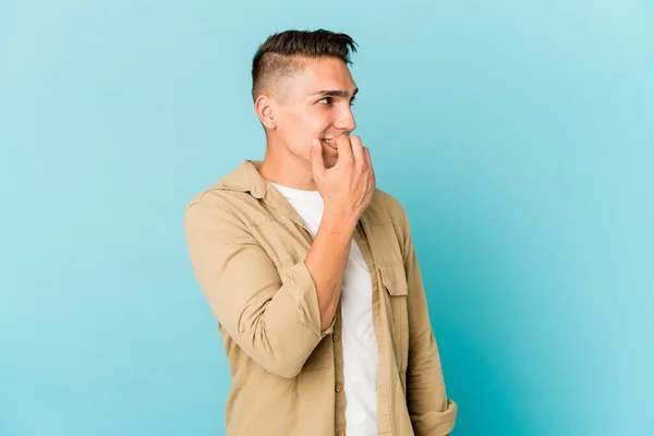 Joven Caucásico Guapo Hombre Aislado Relajado Pensando Algo Mirando Espacio — Foto de Stock