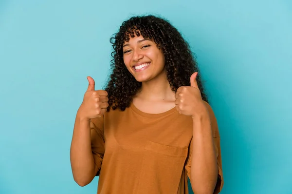 Joven Afroamericana Afro Mujer Aislada Sonriendo Levantando Pulgar Hacia Arriba —  Fotos de Stock