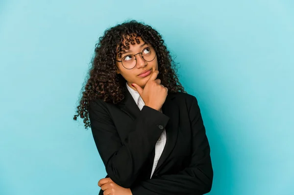 Jovem Afro Americana Africana Isolada Pensando Olhando Para Cima Sendo — Fotografia de Stock