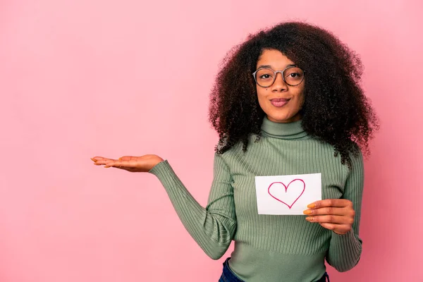 Jeune Femme Frisée Afro Américaine Tenant Symbole Coeur Sur Une — Photo