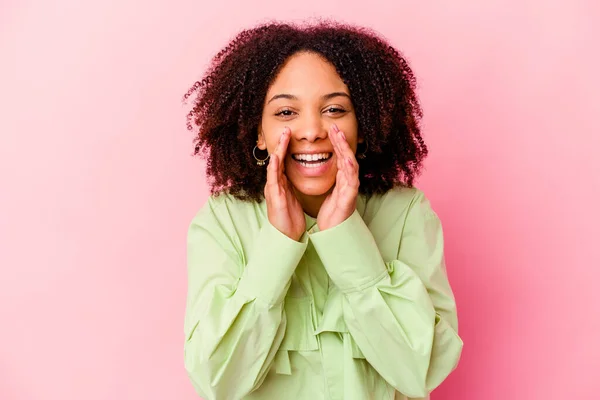 Jonge Afro Amerikaanse Gemengde Ras Vrouw Geïsoleerd Zeggen Een Roddel — Stockfoto