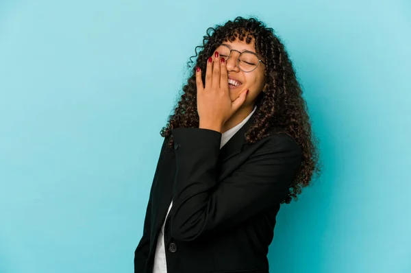 Jovem Afro Americana Africana Isolado Rindo Feliz Despreocupado Emoção Natural — Fotografia de Stock