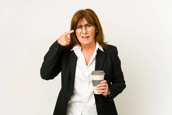 中年ビジネス女性を保持していますテイクアウトコーヒー孤立ショー失望ジェスチャーとともに額 — ストック写真