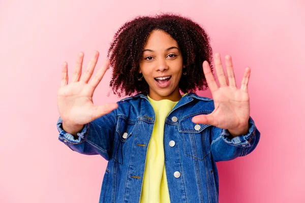 Genç Afro Amerikan Melez Kadın Yalnız Başına Numarayı Elleriyle Gösteriyor — Stok fotoğraf