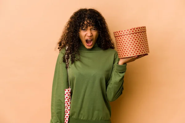 Giovane Afroamericana Afro Donna Possesso Regalo San Valentino Urlando Molto — Foto Stock