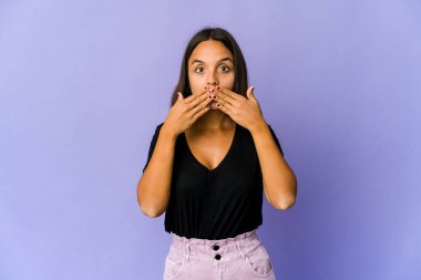 Genç melez kadın elleriyle ağzını kapatırken şok oldu..