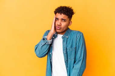 Genç Afro-Amerikalı kıvırcık adam mor yanaklardan soyutlanmış, yorgun bir ifadeye sahip. Yüz ifadesi kavramı.