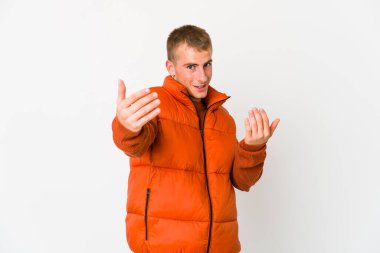 Beyaz tenli yakışıklı bir adam seni işaret ediyor. Sanki davet ediliyormuş gibi..