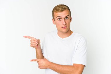 Beyaz tenli yakışıklı bir adam işaret parmağıyla fotokopi çekerken şok oldu..