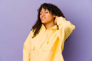 Genç Afrikalı Amerikalı afro kadın sabit yaşam tarzından dolayı boyun ağrısını izole etti..