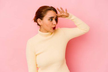 Genç Arap melez kadın uzaklara bakıyor, elini alnına koyuyor..