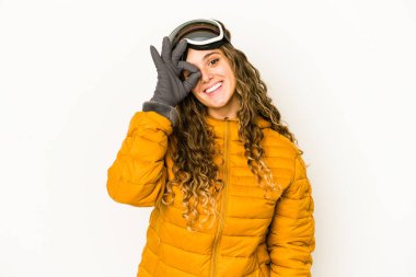 Genç beyaz kayakçı kadın heyecanlı bir şekilde izole edilmiş..