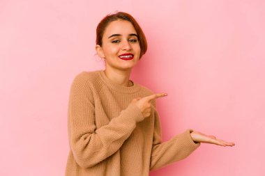 Genç Arap melez kadın Palm 'da bir kopya yeri tutarken heyecanlanıyor..