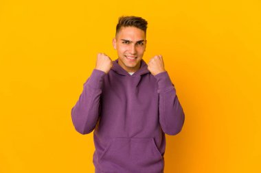 Genç, yakışıklı, beyaz bir adam yalnız, neşeli ve heyecanlı. Zafer konsepti.