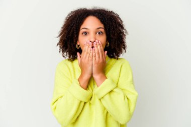 Genç Afro-Amerikan melez kadın elleri ile ağzını kapatarak şok geçirdi..