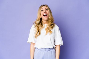 Kafkasyalı genç sarışın kadın çok kızgın, öfkeli, sinirli..