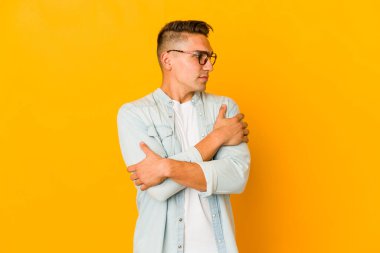 Genç, yakışıklı, beyaz bir adam yalnızdı. Kucaklaşmalar, kaygısız gülümsemeler ve mutluluklar..