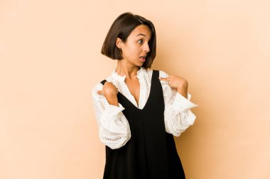 İzole edilmiş genç İspanyol kadın parmağını göstererek şaşırdı ve gülümsedi..