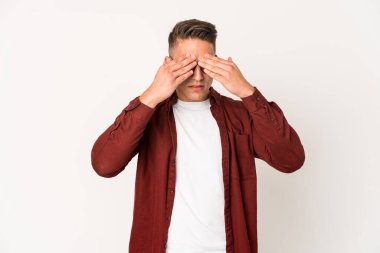 Kafkasyalı yakışıklı bir adam izole edilmiş, başı ağrıyor, yüzüne dokunuyor..