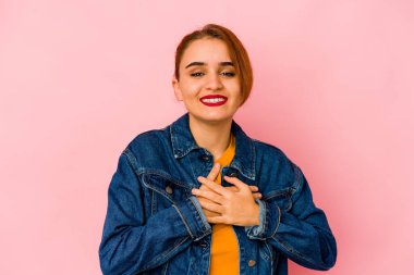 Genç Arap melez kadın gülüyor. Elini yüreğine koyuyor. Mutluluk kavramı..