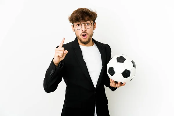 Jovem Treinador Futebol Indiano Isolado Tendo Uma Ideia Conceito Inspiração — Fotografia de Stock