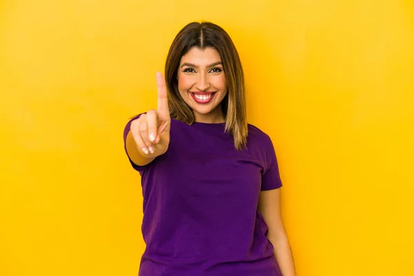 Mulher Indiana Jovem Isolado Fundo Amarelo Mostrando Número Com Dedo — Fotografia de Stock