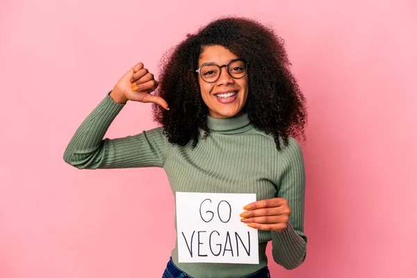 Jovem Afro Americana Encaracolado Mulher Segurando Cartaz Vegan Sente Orgulhoso — Fotografia de Stock