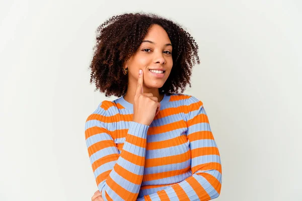 Joven Africana Americana Mestiza Aislada Sonriendo Feliz Confiada Tocando Barbilla —  Fotos de Stock