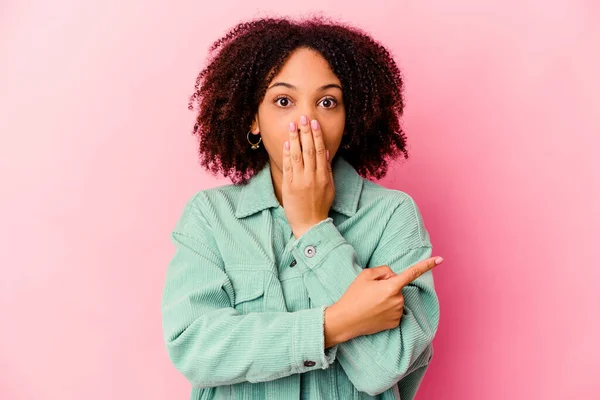 Joven Afroamericana Mestiza Aislada Señalando Lado — Foto de Stock