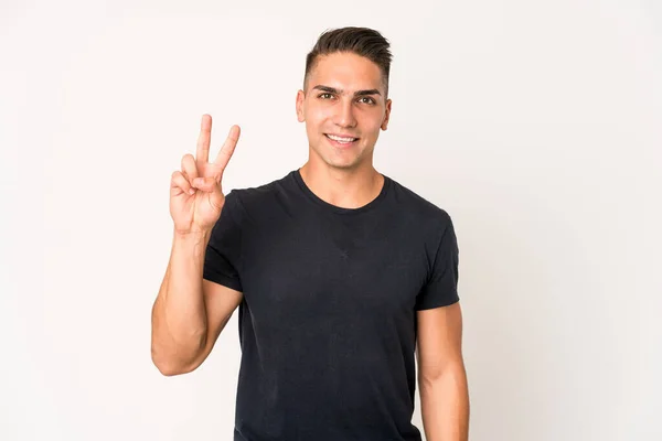 Junger Kaukasischer Gutaussehender Mann Isoliert Zeigt Siegeszeichen Und Lächelt Breit — Stockfoto