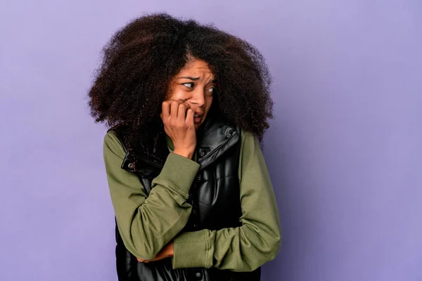 Jovem Afro Americana Encaracolado Mulher Isolada Fundo Roxo Mordendo Unhas — Fotografia de Stock