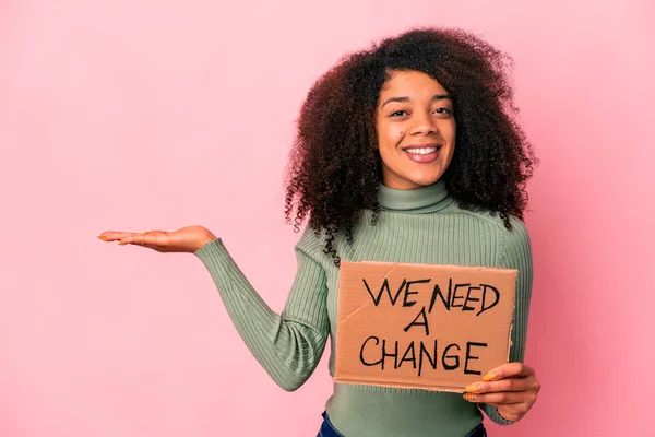 Genç Afro Amerikan Kıvırcık Kadın Elinde Bir Değişiklik Kartonu Tutarken — Stok fotoğraf