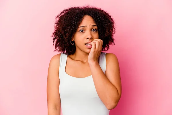 Giovane Afro Americana Mista Donna Isolata Mordere Unghie Nervoso Molto — Foto Stock