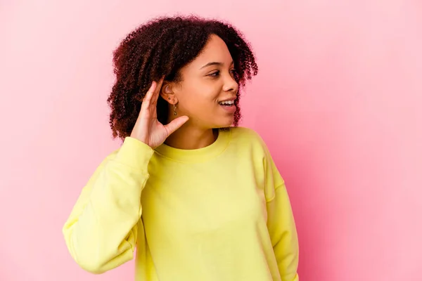 Jovem Negra Americana Mista Mulher Isolada Tentando Ouvir Uma Fofoca — Fotografia de Stock