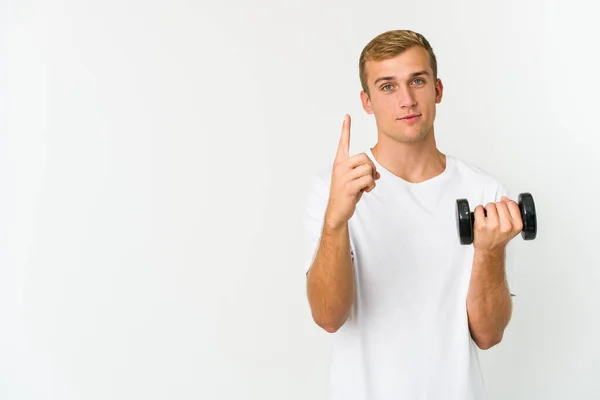 Jonge Blanke Man Met Een Gewicht Geïsoleerd Witte Achtergrond Toont — Stockfoto