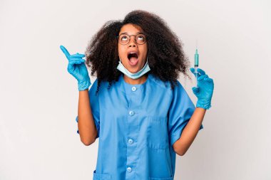 Genç Afro-Amerikalı kıvırcık kadın elinde ağzı açık bir şırınga tutuyor..