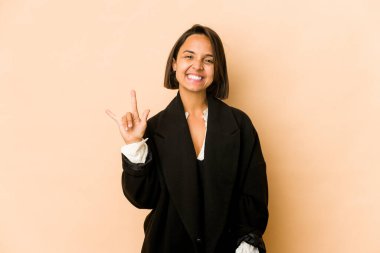 Genç İspanyol kadın boynuzlarını bir devrim konsepti olarak gösteriyor..