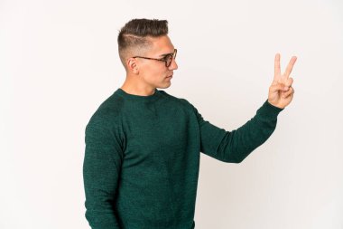 Genç beyaz yakışıklı adam neşeli ve kaygısız izole edilmiş parmaklarıyla barış sembolü gösteriyor..