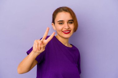 Genç Arap melez kadın zafer işareti gösteriyor ve gülümsüyor..