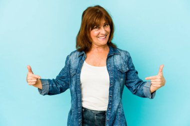 Üst düzey beyaz kadın parmaklarıyla izole edilmiş, olumlu hisler..