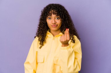 Genç Afrikalı Afro-Amerikan kadın izole edilmiş, parası olmadığını gösteriyor..