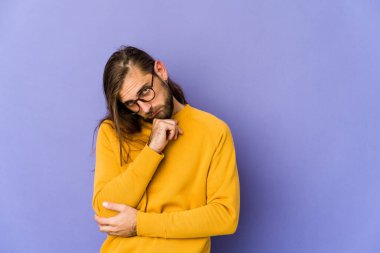 Uzun saçlı genç adam tekrarlanan bir görevden yorgun görünüyor..